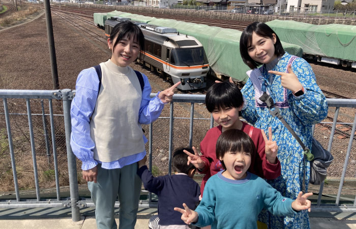 鈴川絢子さんとお子さん、大下佳菜