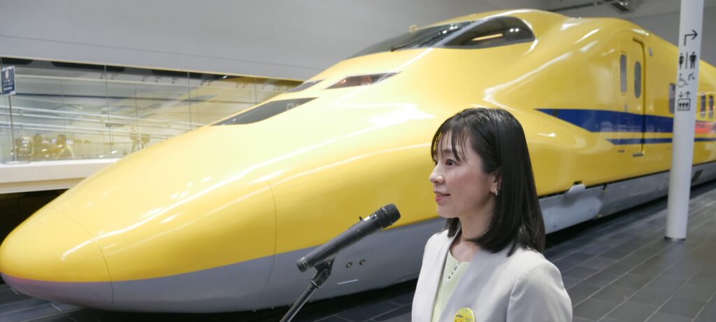 ドクターイエローの式典で司会をする大下佳菜